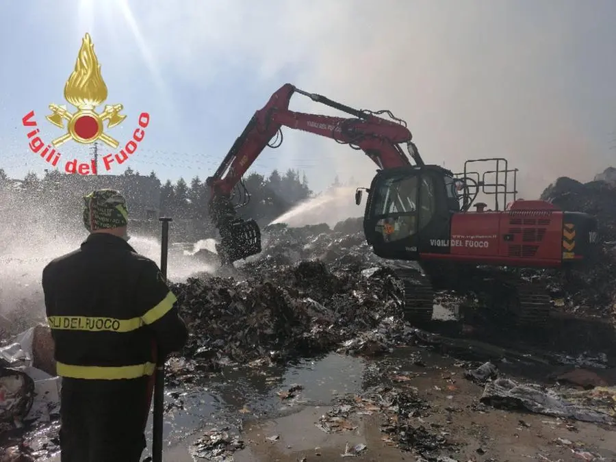 I Vigili del fuoco al lavoro alla Cartiera del Chiese