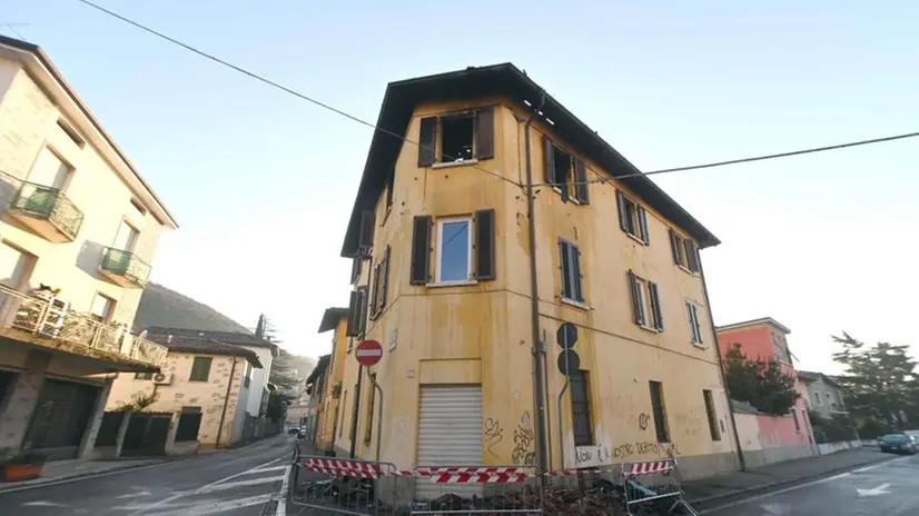 La palazzina transennata a Mompiano dove stanotte c'è stato un incendio - Foto Marco Ortogni/Neg © www.giornaledibrescia.it