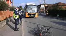 A terra la bici coinvolta nell'incidente con l'autobus in via Vittorio Arici