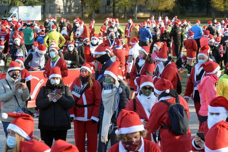 La corsa dei Babbo Natale in centro a Brescia