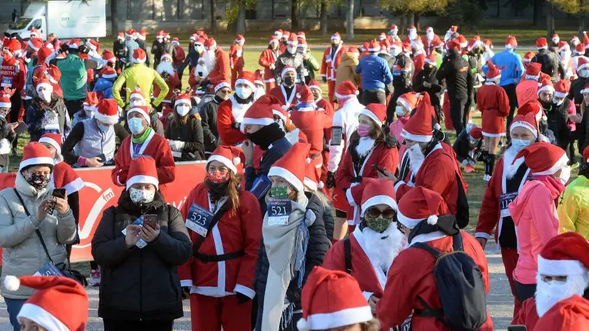 La corsa dei Babbo Natale in centro a Brescia