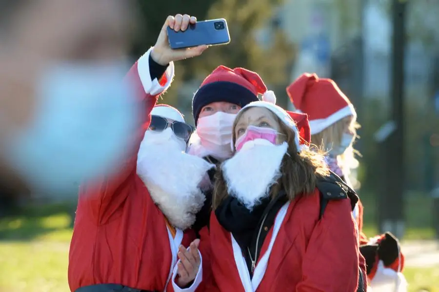 La corsa dei Babbo Natale in centro a Brescia