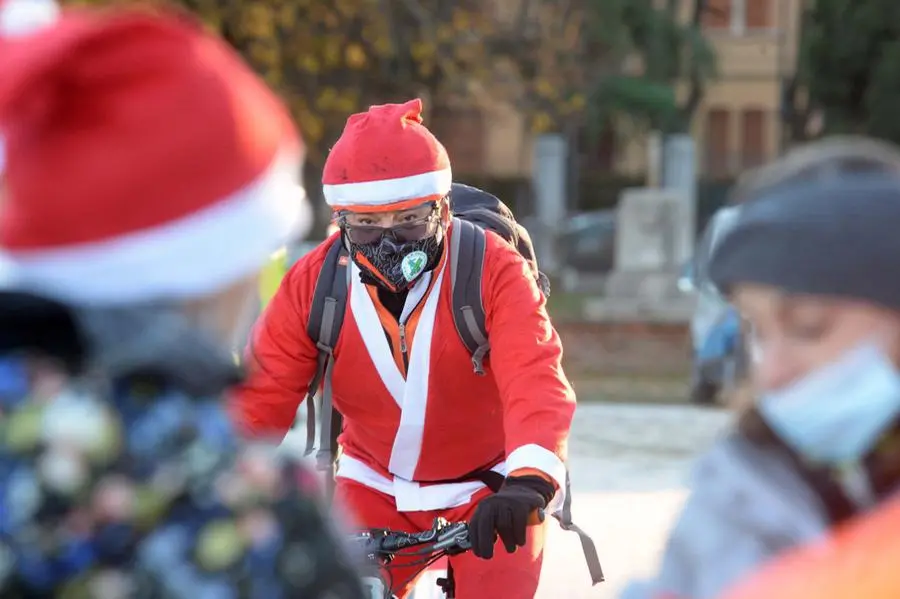 La corsa dei Babbo Natale in centro a Brescia