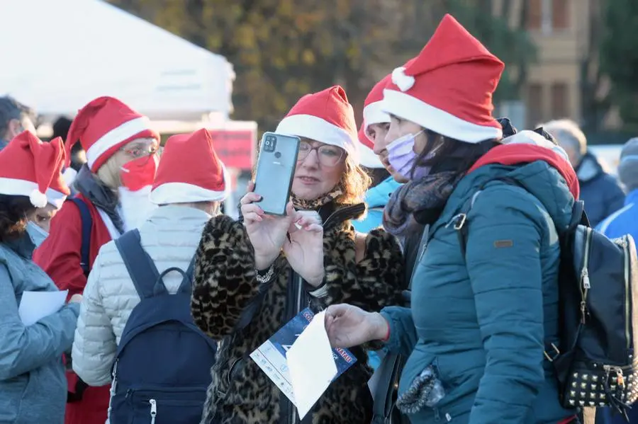 La corsa dei Babbo Natale in centro a Brescia