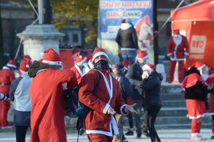 La corsa dei Babbo Natale in centro a Brescia