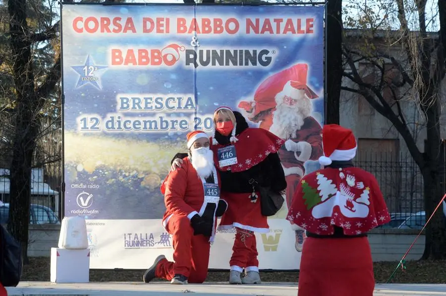 La corsa dei Babbo Natale in centro a Brescia