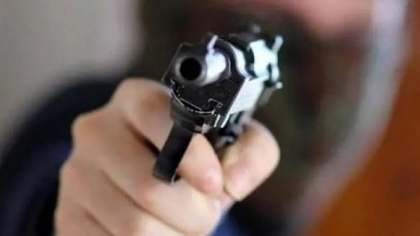 Un malvivente armato di pistola  (foto simbolica) - © www.giornaledibrescia.it