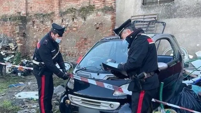 I carabinieri procedono al sequestro dell'area abusiva a Castel Mella