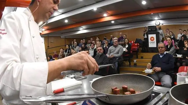 Una platea attenta in una delle lezioni di Chef per una notte prima del Covid Foto © www.giornaledibrescia.it