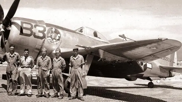 Dal Sudamerica. Personale del 1° Grupo de Aviação de Caça della Força Aérea Brasileira. Sul P47 lo stemma di reparto: «Senta a Púa!», «Spara un colpo!» - Foto © www.giornaledibrescia.it