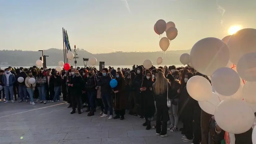 Schianto a Rezzato, gli amici salutano le cinque vittime a Salò