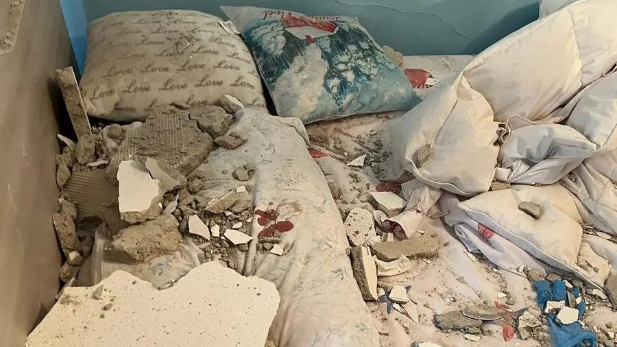 L’intonaco del soffitto si è «sbriciolato» sul letto in cui dormiva la 72enne - © www.giornaledibrescia.it