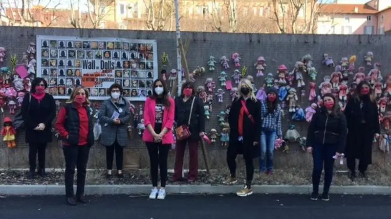 Pinky, al centro con la giacca rosa, durante una manifestazione contro la violenza sulle donne - © www.giornaledibrescia.it