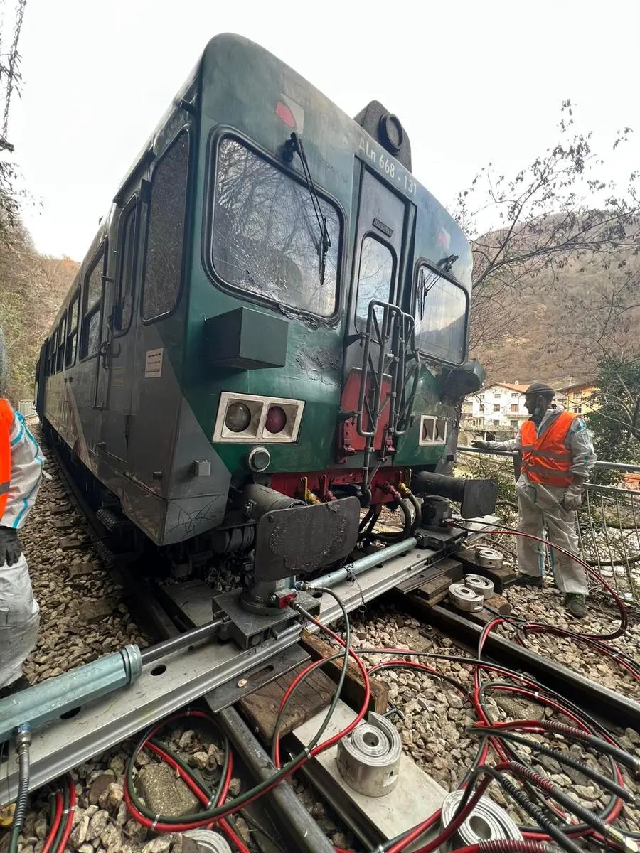 Iniziate le operazioni di messa in sicurezza del treno deragliato a Cedegolo