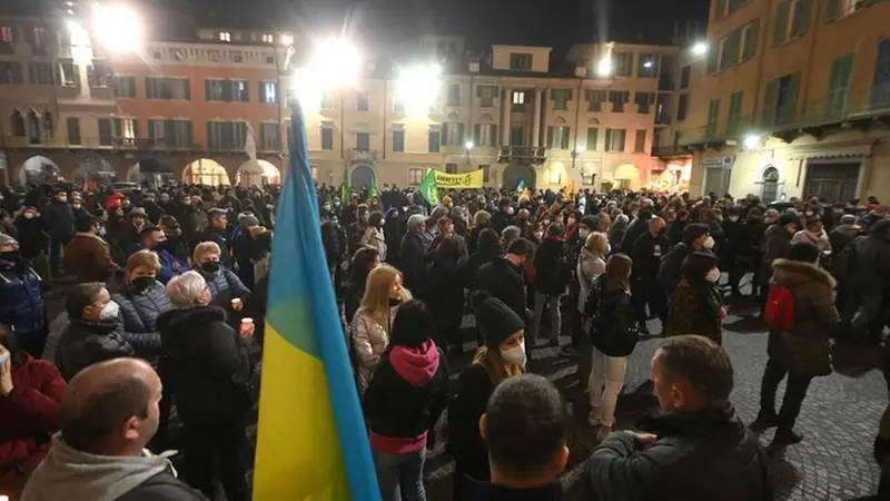 In centinaia ieri sera in piazza a fianco del popolo ucraino - Marco Ortogni/Neg © www.giornaledibrescia.it