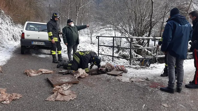 Esplode tombino, uomo ferito a Vestone