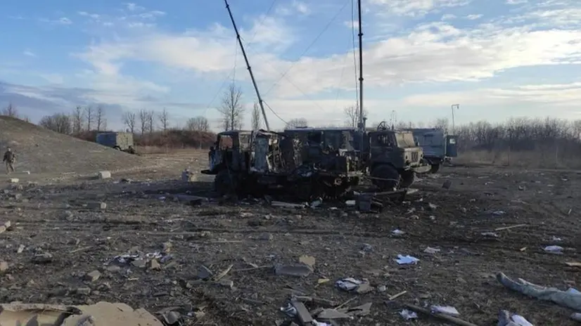 La distruzione a seguito di un bombardamento russo su un avamposto ucraino - Foto Ansa © www.giornaledibrescia.it