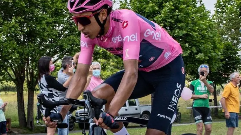 Il passaggio a Pozzolengo con Bernal in rosa nel Giro d'Italia 2021