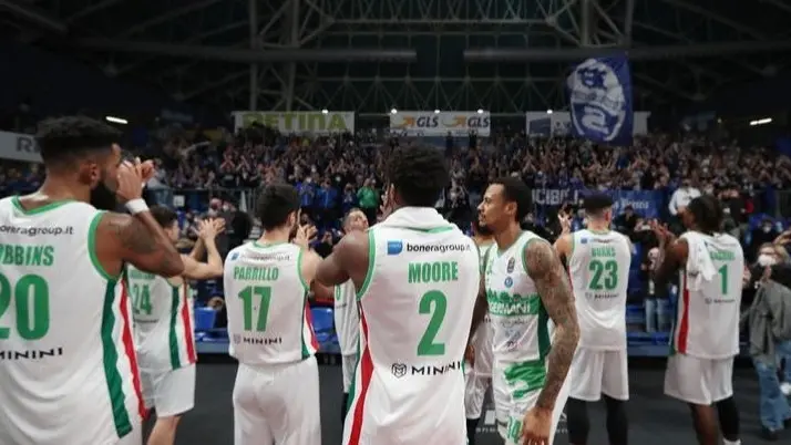 Gli Irriducibili applaudono la squadra dopo il ko con Milano - Foto A. Gilardi/Ag. Ciamillo Castoria - © www.giornaledibrescia.it