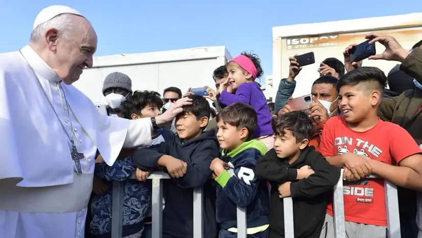 Tra i piccoli profughi. Papa Francesco all’arrivo sull’isola di Lesbo - Foto Ansa  © www.giornaledibrescia.it