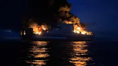 Il traghetto in fiamme - Foto Ansa © www.giornaledibrescia.it