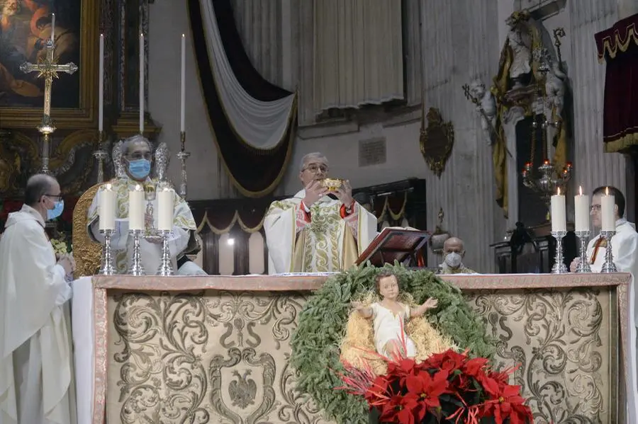 Il vescovo Pierantonio Tremolada celebra la messa di Natale in Duomo