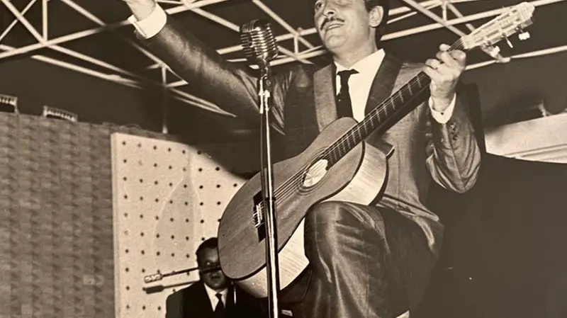 Domenico Modugno si esibisce al Lido di Iseo il 29 giugno 1960 - Foto messe a disposizione dalla signora Carla, moglie di Ivan Nevola