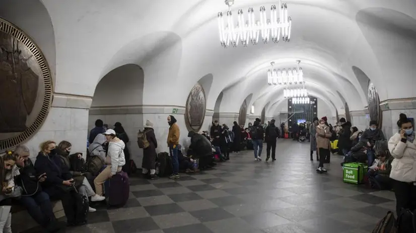 Civili ucraini rifugiati in una stazione della metro di Kiev - Foto Epa © www.giornaledibrescia.it