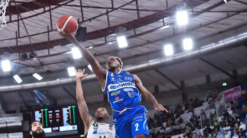 Lee Moore a canestro - © www.giornaledibrescia.it