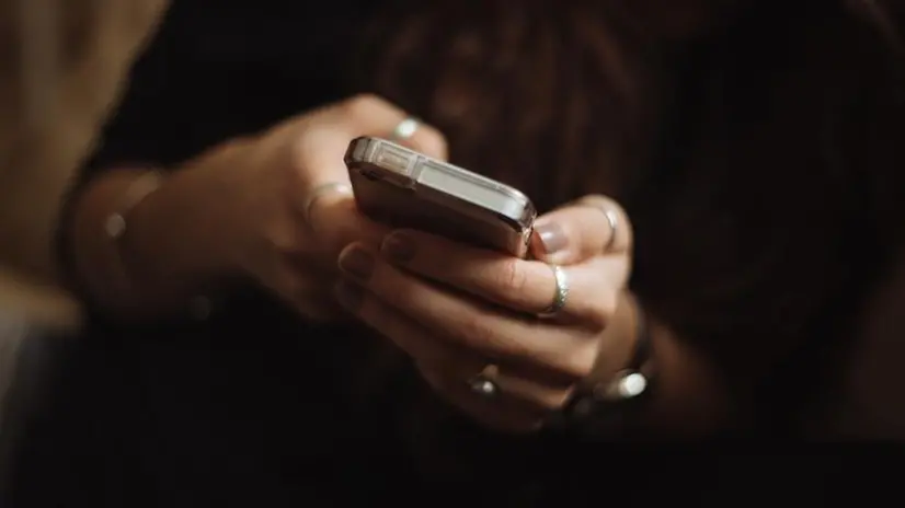 Una ragazza con il cellulare