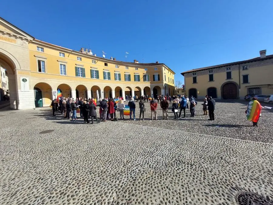 I manifestanti raccolti in piazza a Rovato