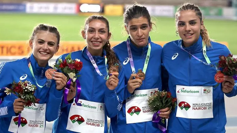 Almici (seconda da sinistra) con le sue compagne con la medaglia di bronzo dei Mondiali Under 20