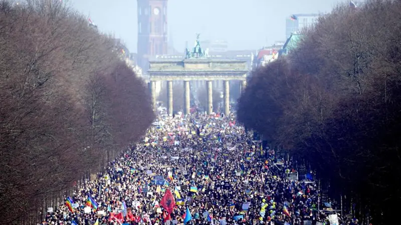 La manifestazione a Berlino in Germania contro la guerra in Ucraina - Foto Epa © www.giornaledibrescia.it