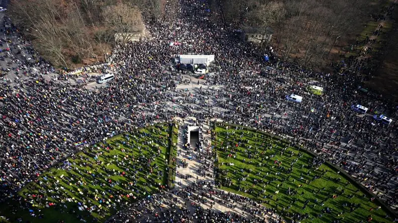 La marea umana che si è raccolta a Berlino per sostenere la pace in Ucraina: si parla di 500mila persone