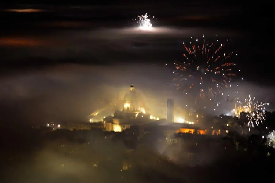 Fuochi d'artificio sulla città di Brescia a Capodanno