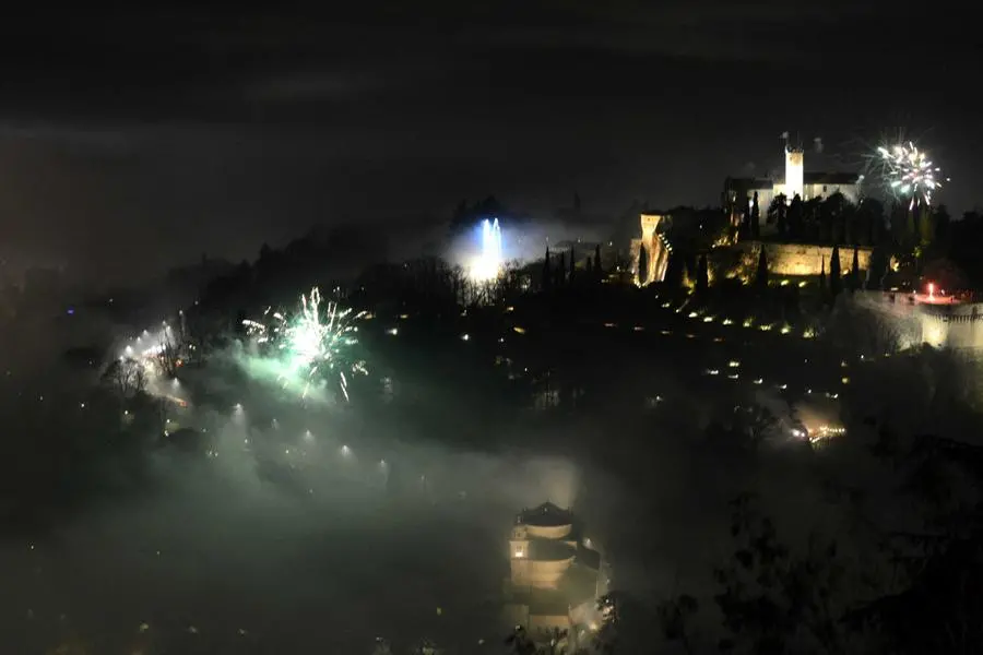 Fuochi d'artificio sulla città di Brescia a Capodanno