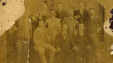 Nella foto scattata prima del 1911 anche i fratelli Faustino (seduto sul lato sinistro) e Giuseppe Ramazzini (seduto a destra)