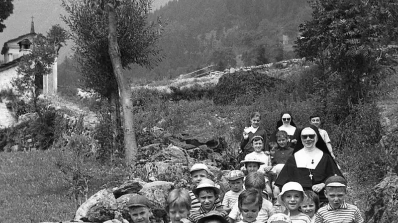 Un gruppo di bambini in colonia nelle montagne camune - Fotografia di Fausto Schena