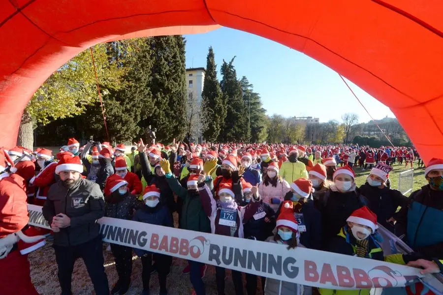 La corsa dei Babbo Natale in centro a Brescia