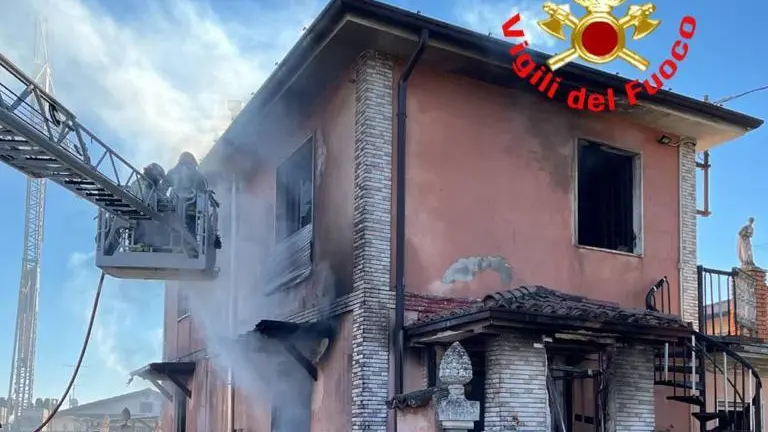 L'intervento di spegnimento dell'incendio a Castenedolo - Foto Vigili del Fuoco © www.giornaledibrescia.it