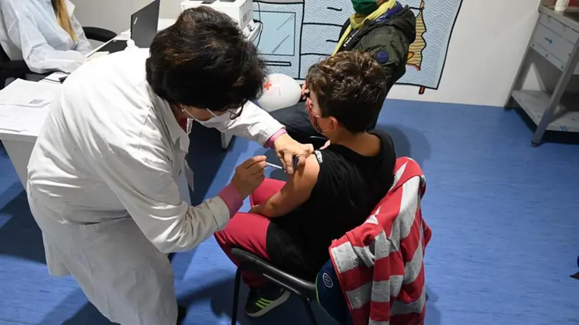 La somministrazione del vaccino a un bambino - © www.giornaledibrescia.it
