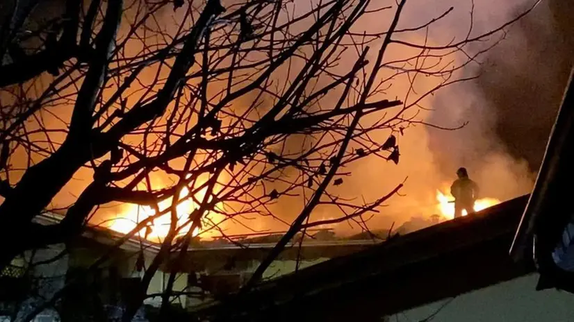 Bedizzole, palazzina devastata dalle fiamme: 14 abitazioni inagibili