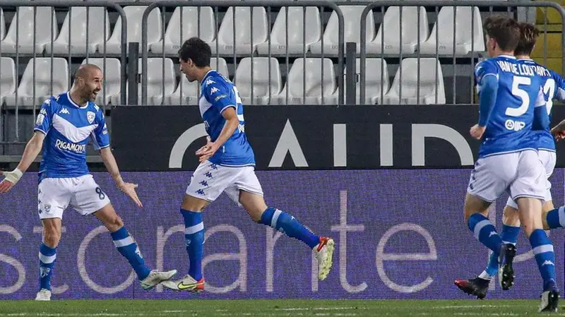 Palacio festeggia con i compagni il 2-0 - Foto New Reporter Nicoli © www.giornaledibrescia.it