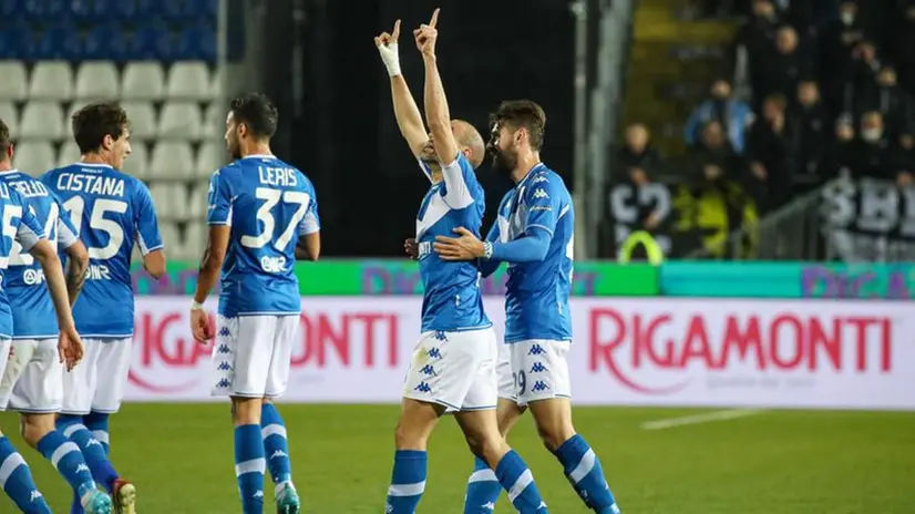 Palacio festeggia dopo il primo gol contro l'Ascoli - Foto New Reporter Nicoli © www.giornaledibrescia.it