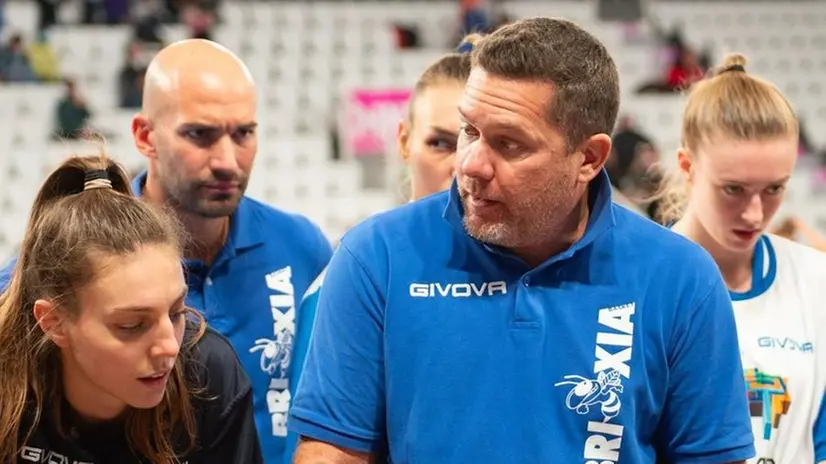 Time-out. Coach Stefano Zanardi tiene alta l’attenzione delle sue giocatrici