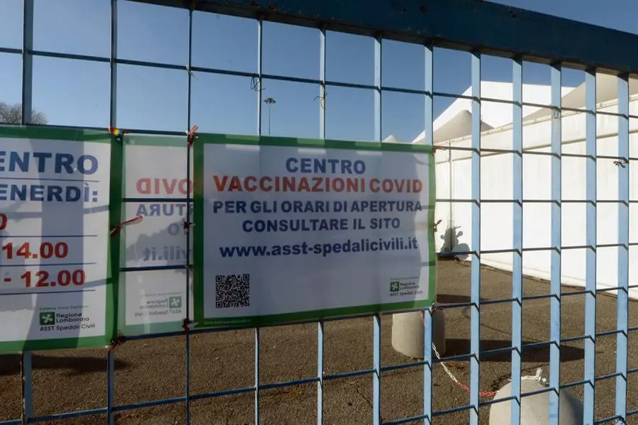 L'allestimento dell'hub per i vaccini in via Morelli