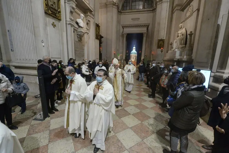 Il vescovo Pierantonio Tremolada celebra la messa di Natale in Duomo