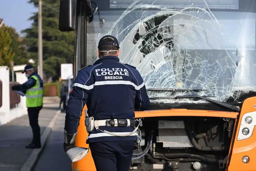 A terra la bici coinvolta nell'incidente con l'autobus in via Vittorio Arici