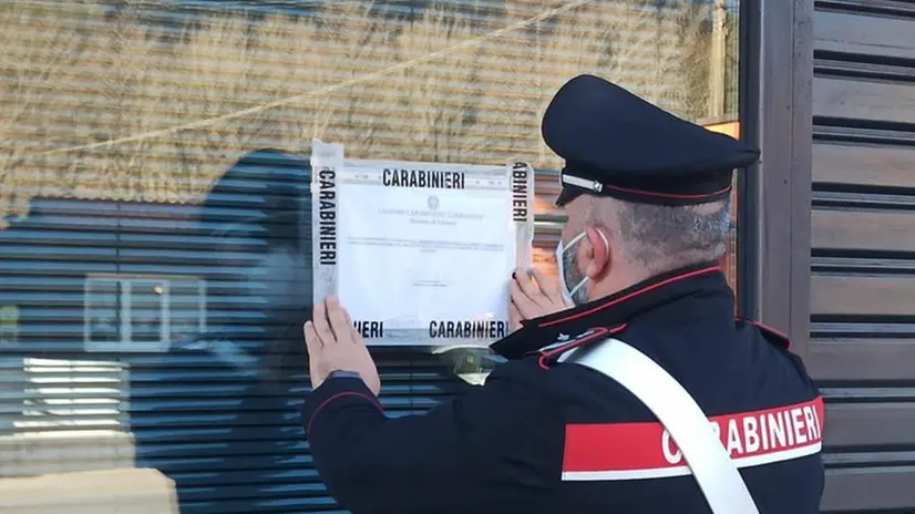 Un carabiniere fuori dal locale chiuso di Vestone - Foto Carabinieri © www.giornaledibrescia.it