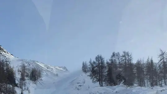 Una valanga si è staccata poco dopo le 13 nella zona del Gran San Bernardo, sopra La Thuile - Foto Ansa  © www.giornaledibrescia.it